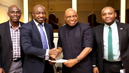 Ezediashi Ofili, VP, Prepaid Product Management MasterCard, (Centre, Left) and Godwin Nwabunke, CEO, Grooming Centre (Centre, Right) shake hands following the signing of an MoU that will extend electronic payments to MSMEs in Nigeria. Looking on are Adesoji Tayo Executive Director, Grooming Centre (Extreme Left) and Uwagbae Uzebu, Director Acceptance Development Non Traditional Channels MasterCard (Extreme Right)